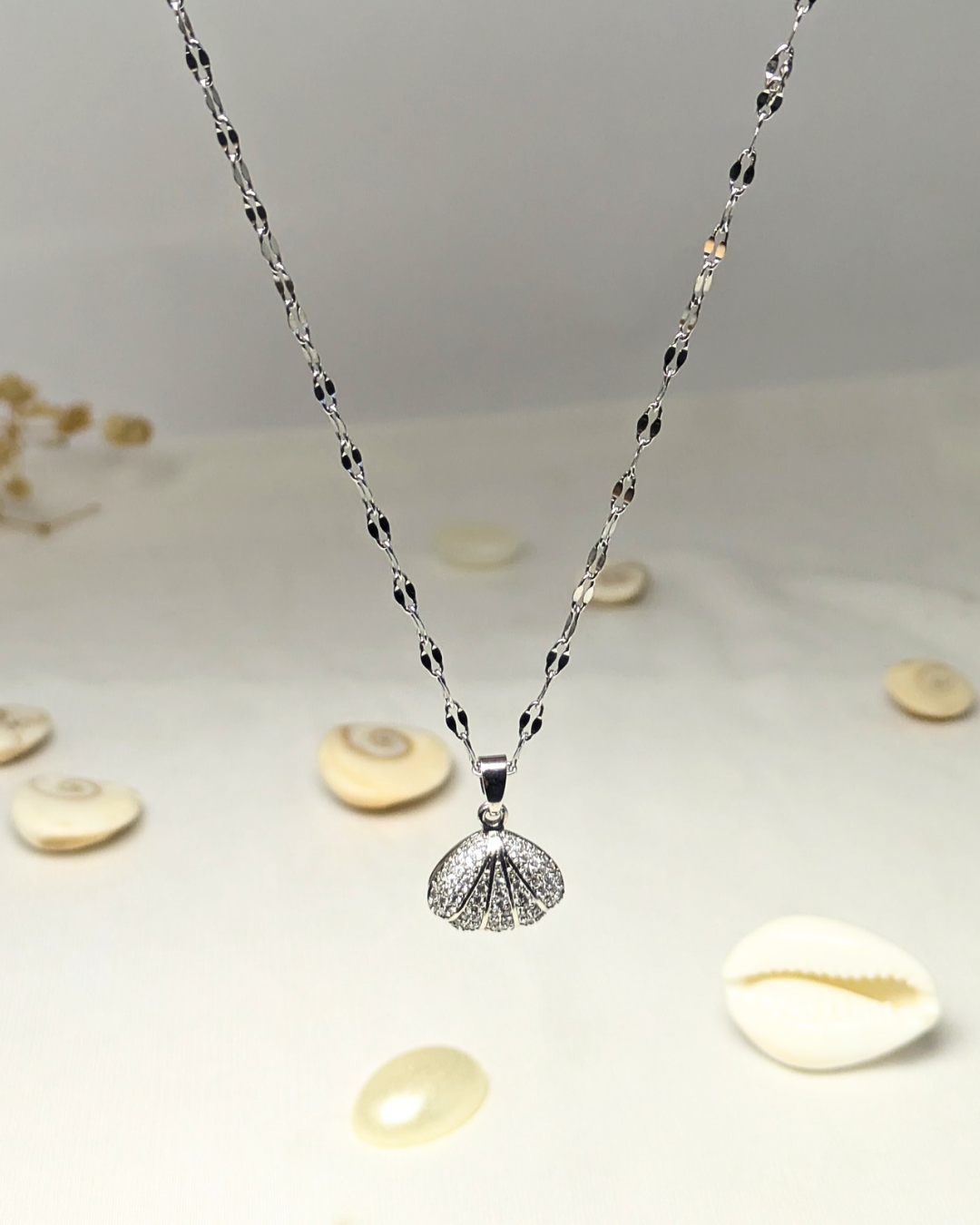 Shell Pendant Lip Chain Necklace